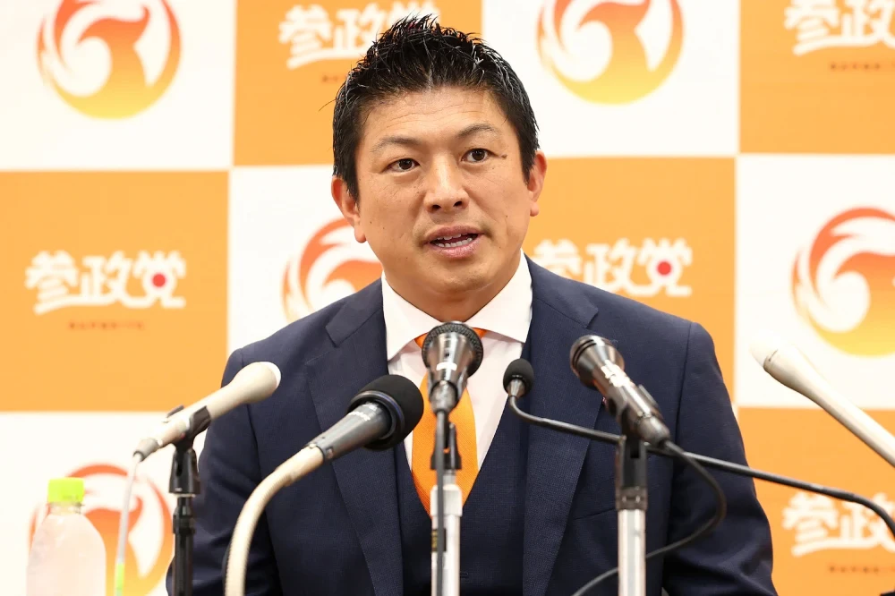 Bos Partai Konservatif Jepang Naoki Hyakuta (kiri), dan bos Sanseito Sohei Kamiya (kanan)